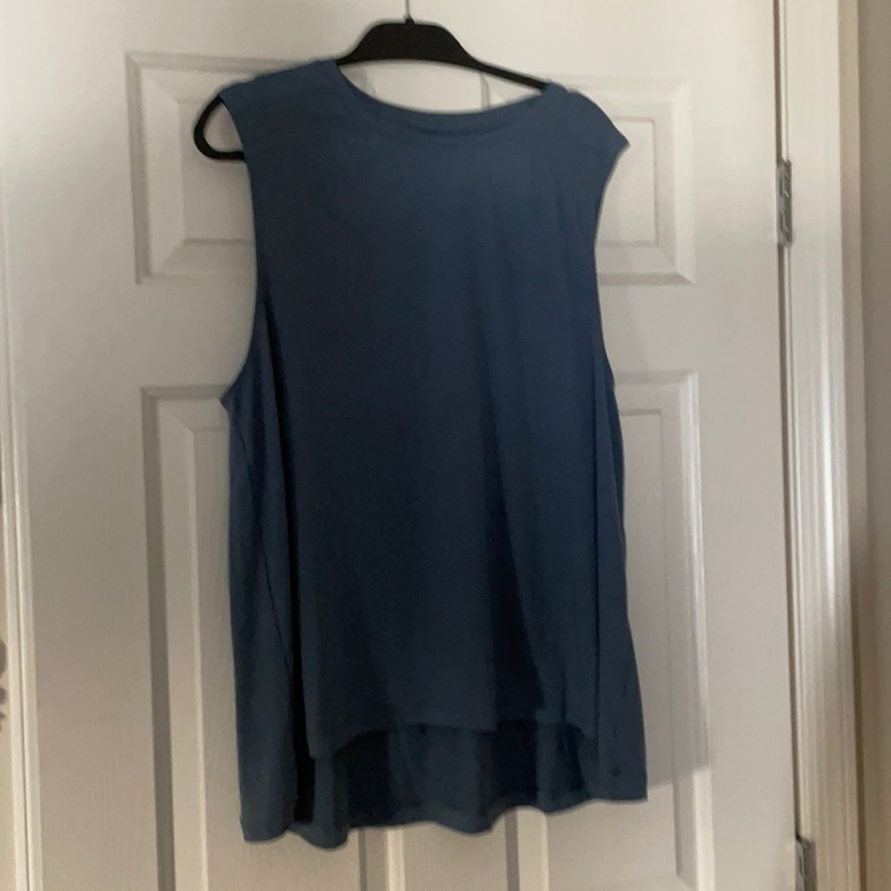 Peloton, loose fit, long torso. Very comfy! NWT